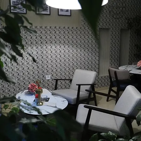 Apartament And In Club Indija