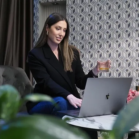 Apartament And In Club *