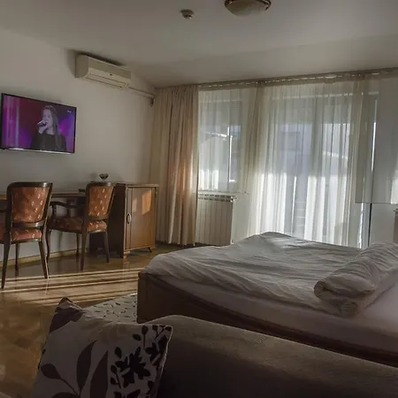 Appartement And In Club Indija