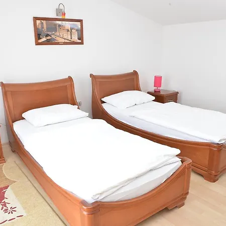 Appartement And In Club Indija