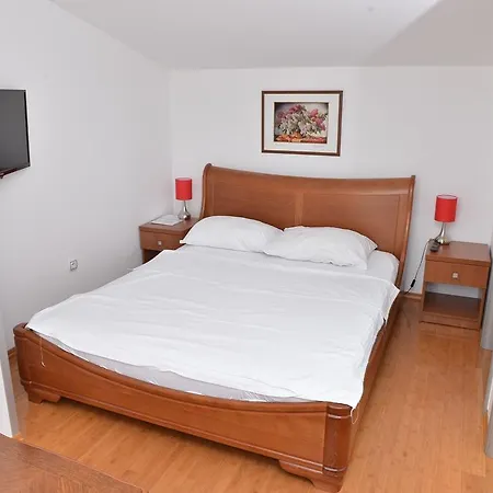 Apartament And In Club Indija